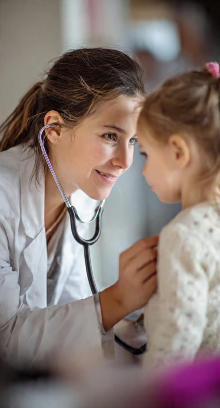 Doctora atendiendo a una niña